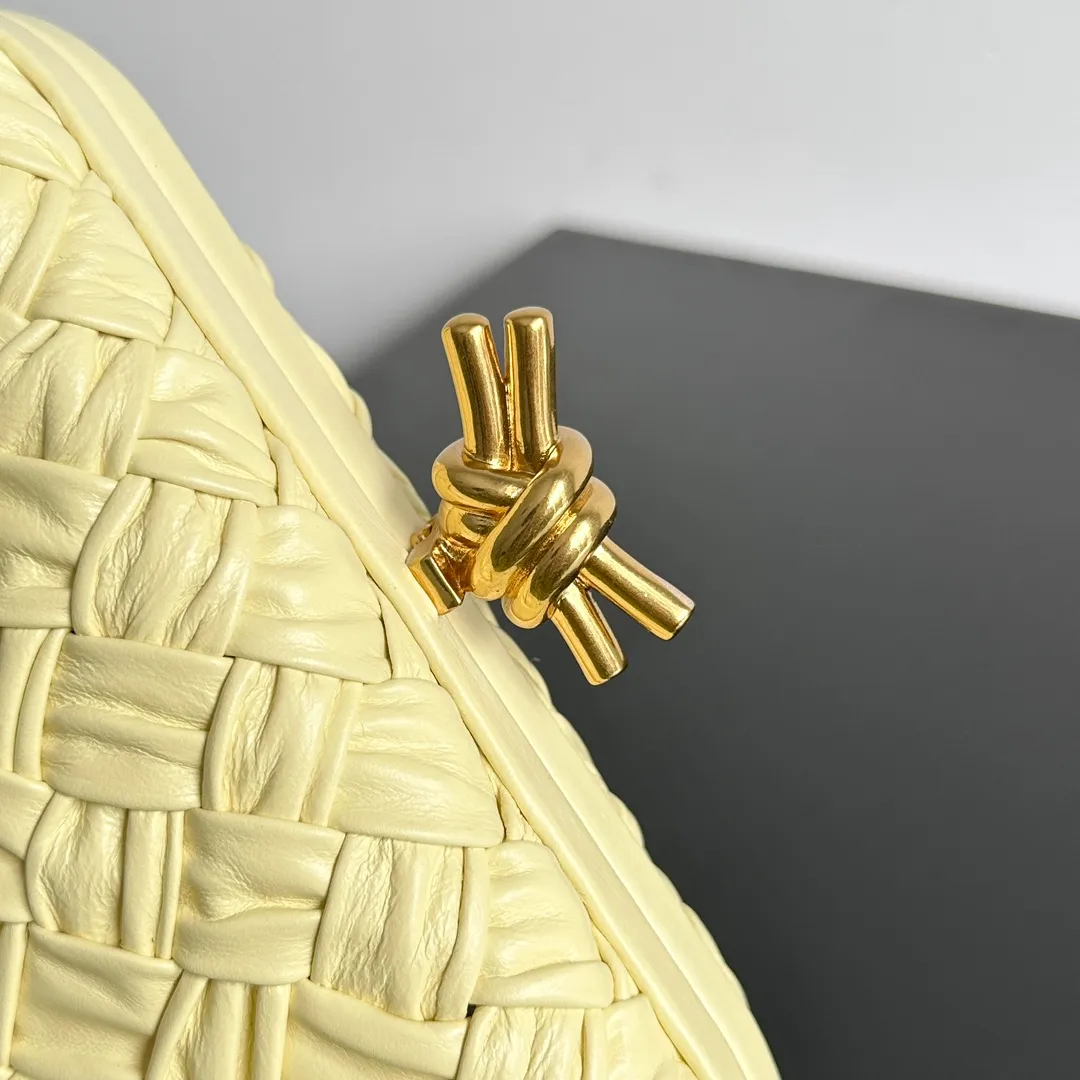 Batch 1860 BV Knot | The classic return of the evening bag. Original leather ➕ Stainless steel hardware ➕ 24k real gold plating ➕ Fully handmade. Those who know the history of our brand should have heard that the knot is a story of Bottega Veneta, and it is also one of the more important design elements. Matthieu Blazy's work this season sublimates Knot's classics, with a new knot design and a woven shoulder strap, plus Fouland Intreccio's weaving technology, adding some fashion to the retro and nostalgic feel of the past. Style number: 717622 Size: 20.5*6*12.5